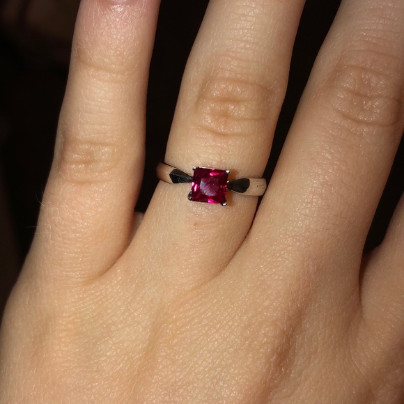 Red Stone Ring - Picture 1 of 3